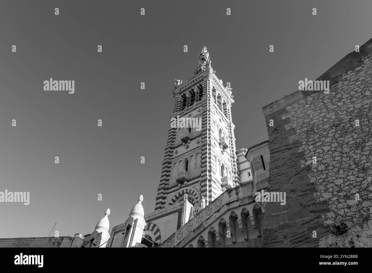 Notre-Dame de la Garde oder la Bonne Mere ist eine katholische Basilika in Marseille, Frankreich, und das bekannteste Symbol der Stadt. Stockfoto