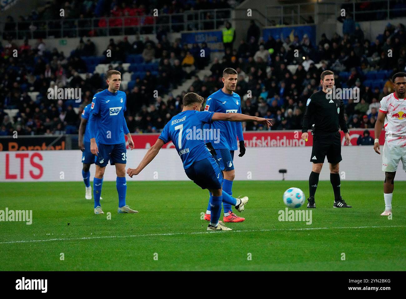 November 2024, PreZero Arena, Sinsheim, Deutschland 1.FBL, TSG Hoffenheim vs. RB Leipzig, DFL-Vorschriften verbieten jede Verwendung von Fotografien als Bildsequenzen und/oder Quasi-Video. Auf dem Bild erzielt Tom Bischof (Hoffenheim) das Ziel, es mit 2:2 zu erreichen. Stockfoto