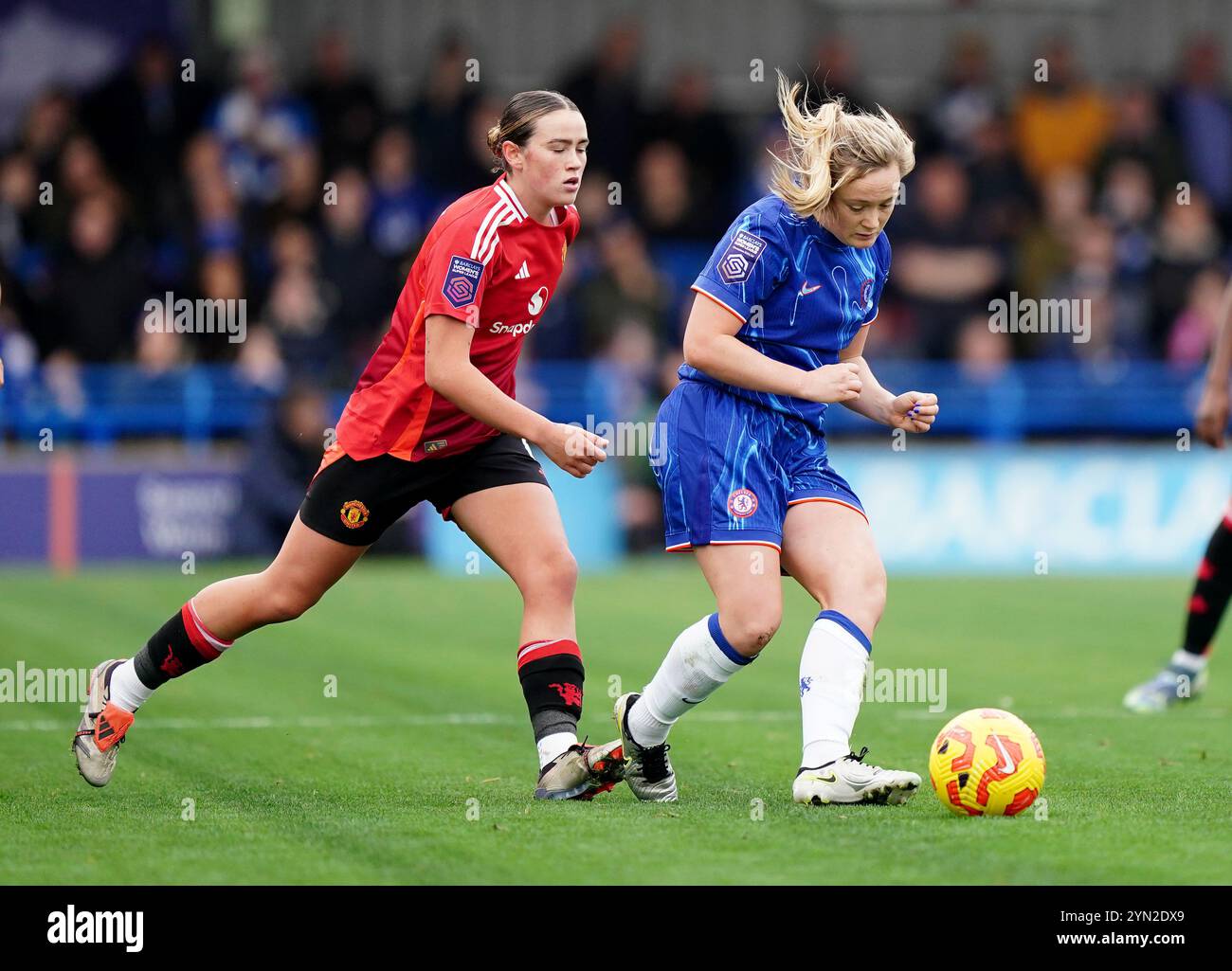 Erin Cuthbert von Chelsea (rechts) und Grace Clinton von Manchester United (links) kämpfen um den Ball während des Spiels der Barclays Women's Super League in Kingsmeadow, London. Bilddatum: Sonntag, 24. November 2024. Stockfoto