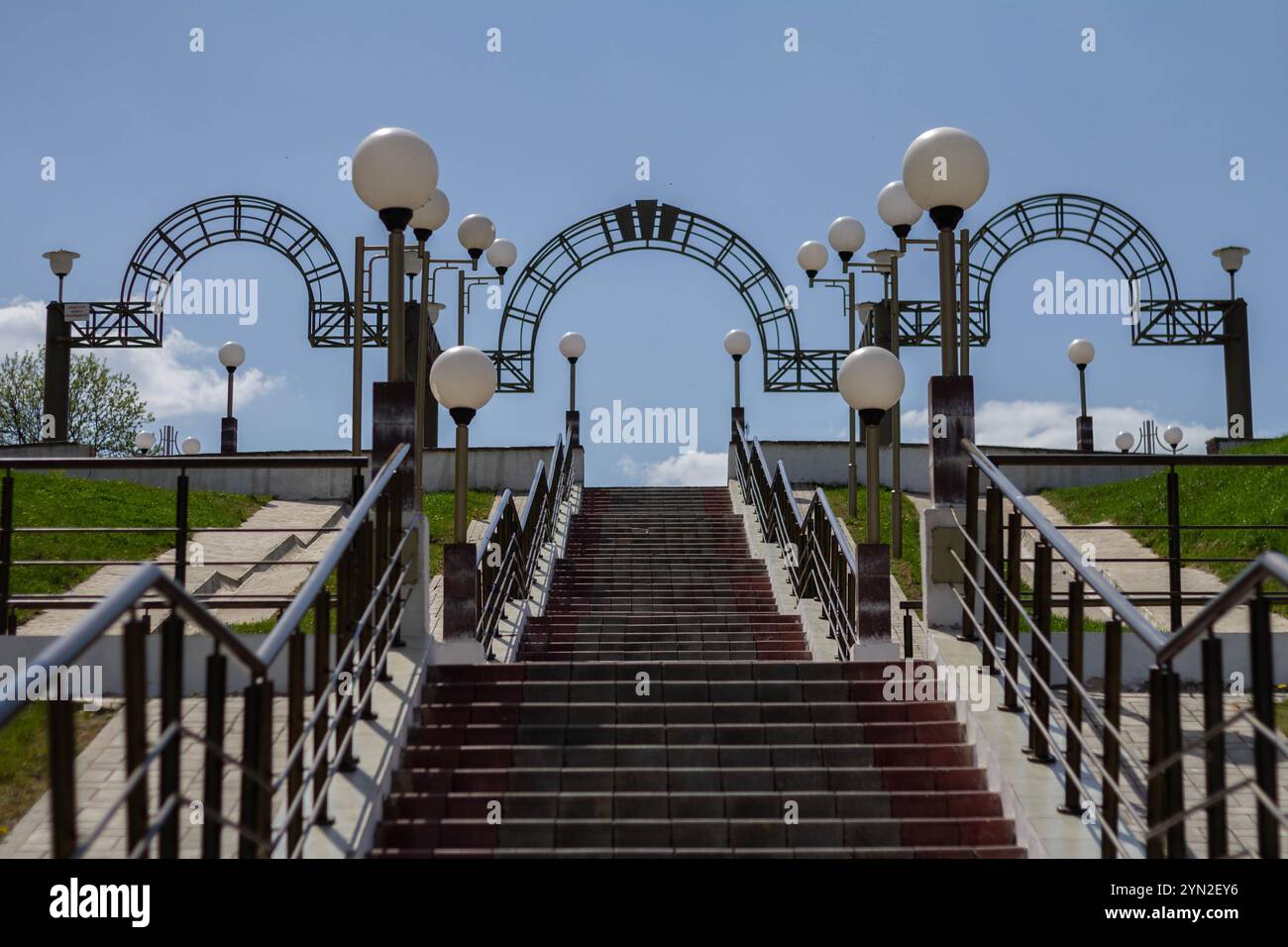 Symmetrische Licht- und Treppenarchitektur in Tschersk, Weißrussland Stockfoto