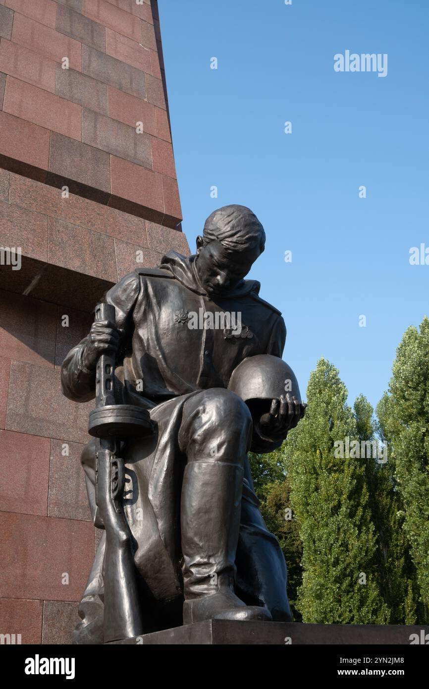 Statue eines knienden sowjetischen Soldaten, sowjetisches Kriegsdenkmal, Treptower Park, Berlin, Deutschland. Stockfoto