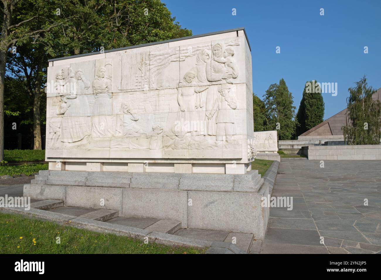 Einer von 16 Sarkophagen mit Reliefschnitzereien einer Kriegsszene. Sowjetisches Kriegsdenkmal, Treptower Park, Berlin, Deutschland. Stockfoto