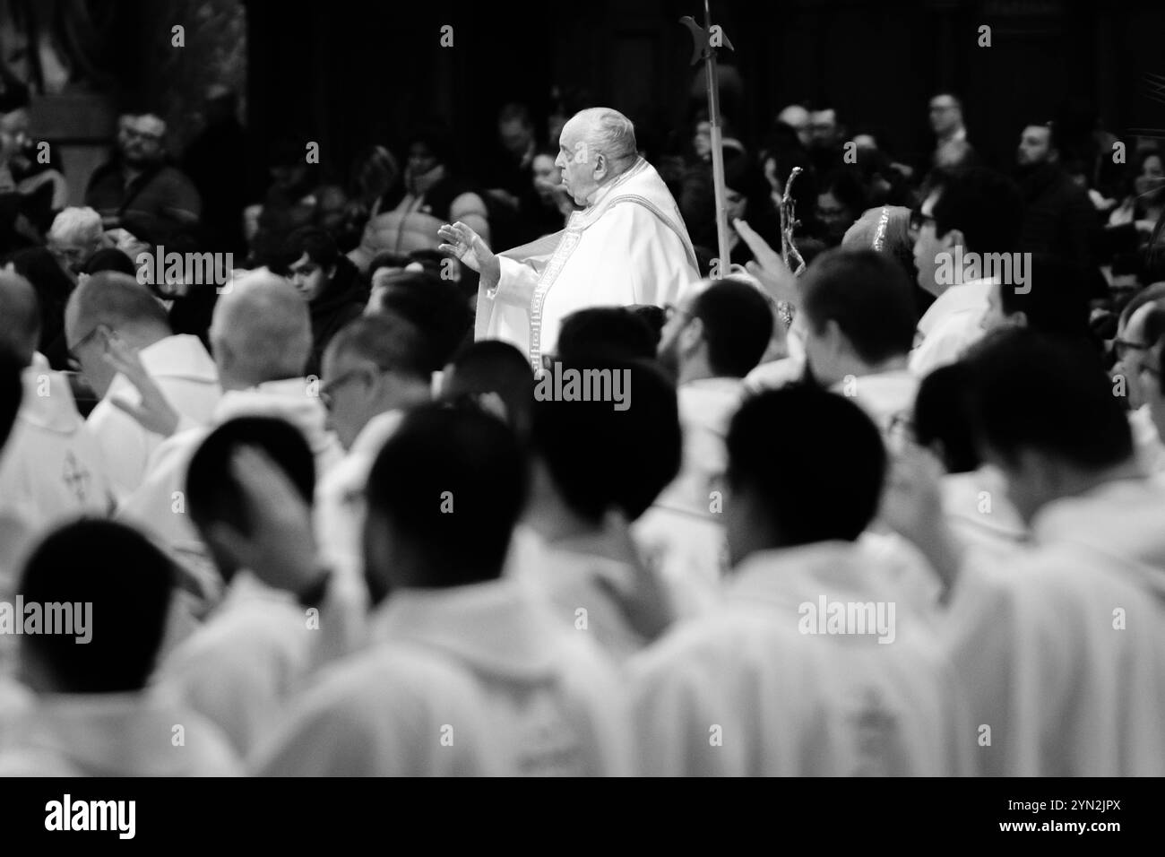 Vatikan, Papst Franziskus feiert Messe beim 39. Weltjugendtag im Petersdom. Am Ende der traditionellen Übergabe der Symbole, des Jugendkreuzes und der Ikone von Maria Salus Populi Romani, von einer Delegation junger Portugiesen zu einer Delegation junger Koreaner, die ihre Pilgerreise nach Seoul am 24. November 2024 im Vatikan beginnen. Copyright: XAndreaxCalandrax Stockfoto