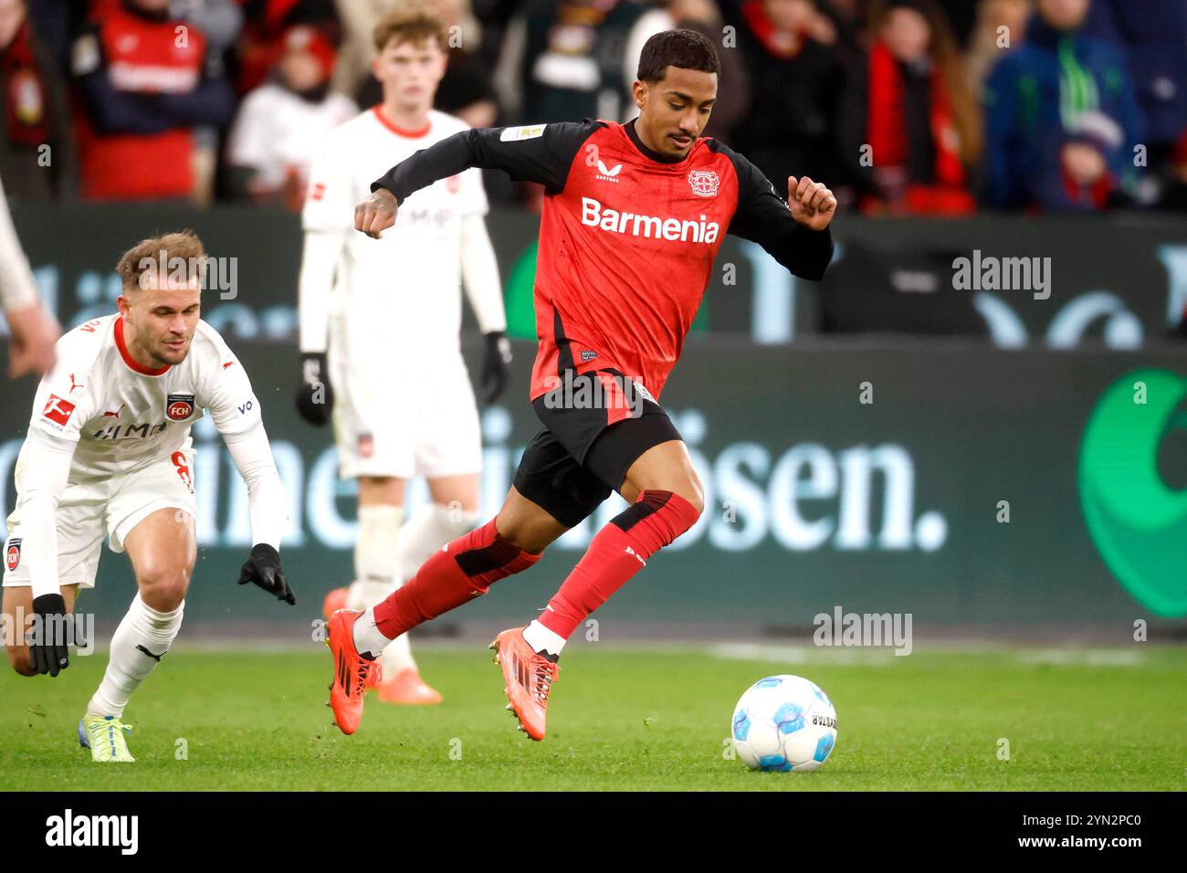 Leverkusen, Deutschland 1. Fussball-Bundesliga, 11. Spieltag, Spieltag 11 Bayer 04 Leverkusen : 1. FC Heidenheim 5 : 2 23. 11. 2024 in der Bay-Arena in Leverkusen ARTHUR (LEV) re.- Foto: Norbert Schmidt, Düsseldorf Stockfoto