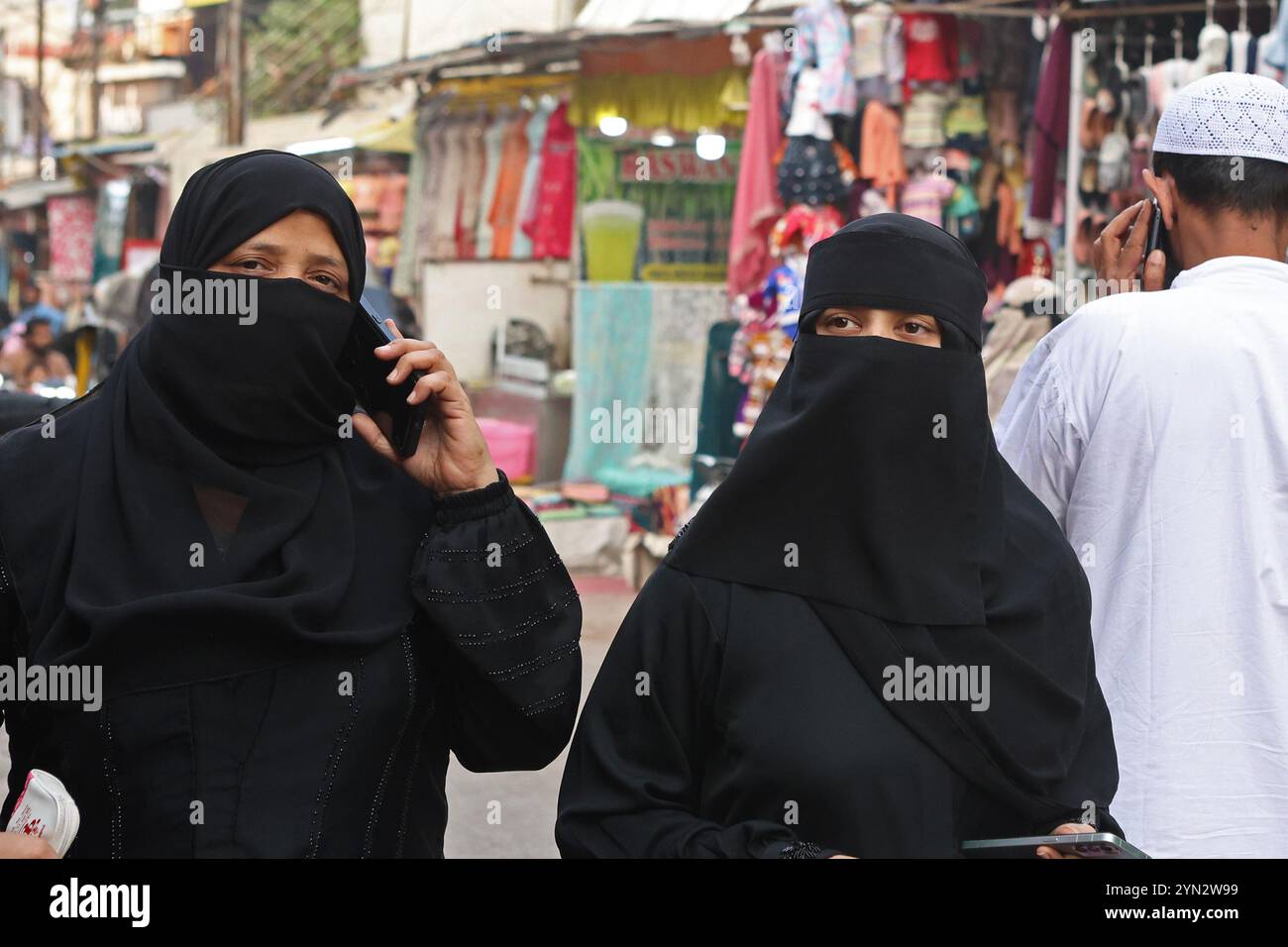 Muslimische Frauen in der Altstadt von Chhatrapati Sambhaji Nagar (früher Aurangabad), Maharashtra, Indien Stockfoto