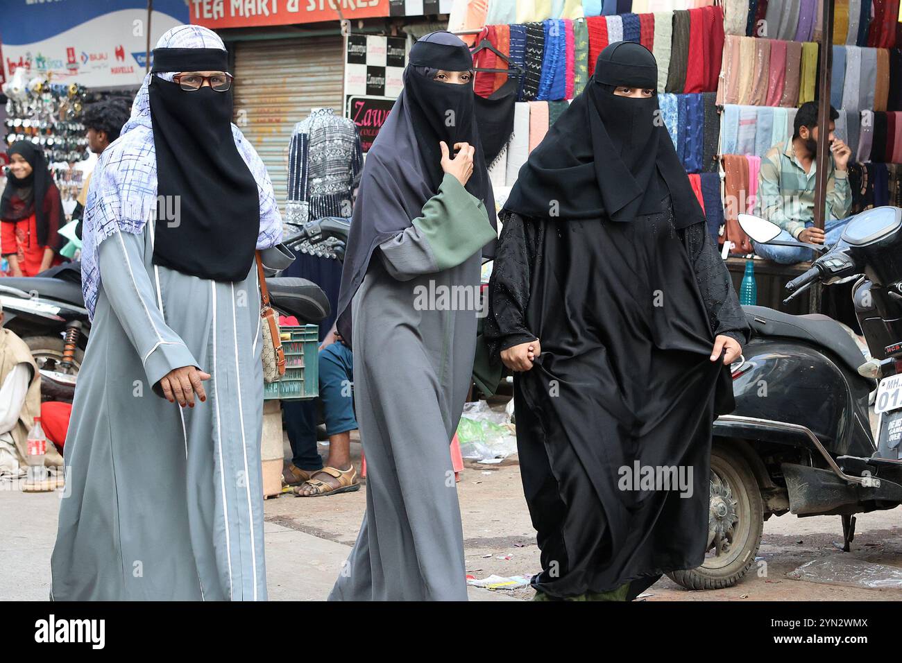Muslimische Frauen in der Altstadt von Chhatrapati Sambhaji Nagar (früher Aurangabad), Maharashtra, Indien Stockfoto