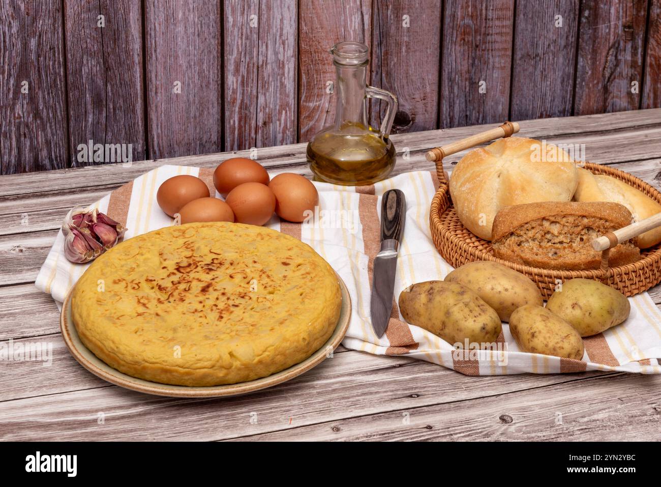 Tortilla Pincho, wie er in Bars in Spanien mit seinem typischen Arrangement mit einer Gabel serviert wird Stockfoto