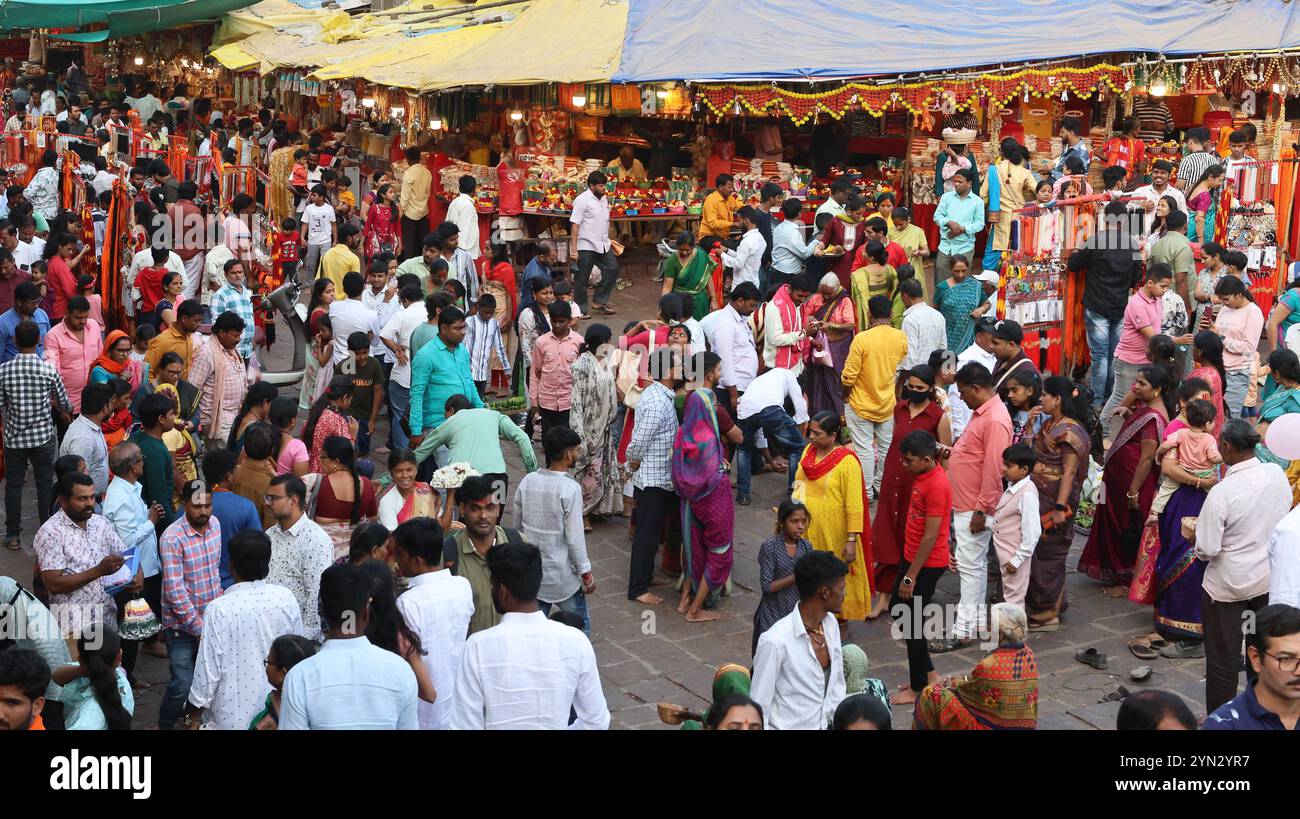 Pilger im Sri Tuljabhavan Tempel in Tuljapur, Maharashtra, Indien Stockfoto