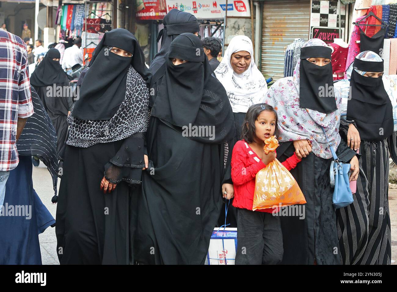 Muslimische Frauen in der Altstadt von Chhatrapati Sambhaji Nagar (früher Aurangabad), Maharashtra, Indien Stockfoto