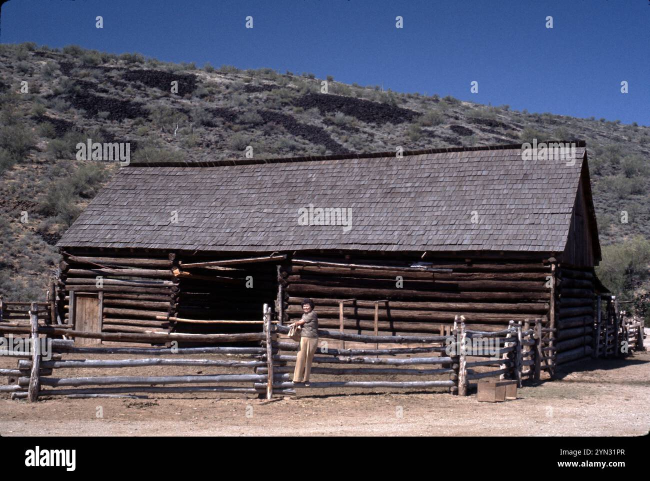 Phoenix, AZ. USA 1975. Pioneer Living History Museum 1863-19 das 90 Hektar große Freilichtmuseum Pioneer Arizona liegt abseits der Hektik des modernen Lebens in den schwarzen Felsenausläufern von Northern Phoenix. Schlendern Sie auf gepflasterten Wegen vorbei an den zwanzig historischen Gebäuden aus dem 19. Jahrhundert, die Pioneer Village bilden. Erkunden Sie die ursprünglichen Häuser der Menschen, die geholfen haben, den Wilden Westen zu zähmen. Sehen Sie die bezaubernde Blockhütte, in der der erste Senator von Arizona aufgewachsen ist. Schauen Sie durch die Gewehrhafen der „Flying V“, Heimat von John Tewksbury. Stockfoto