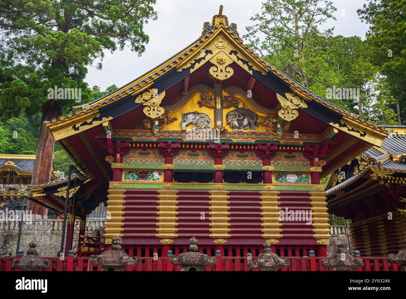 Nikko, Japan, 16. Juni 2024: Der Nikko Toshogu-Schrein ist berühmt für seine üppigen Dekorationen und verzierten Details. Der 400 Jahre alte Schrein beherbergt den Rem Stockfoto