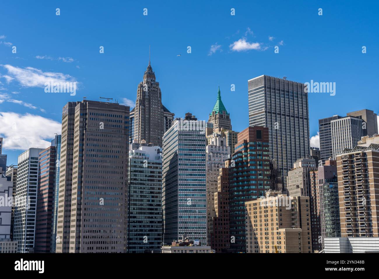 New York, USA: Blick auf die Skyline der Lower Manhattan Hochhäuser von der Brooklyn Bridge. Stockfoto