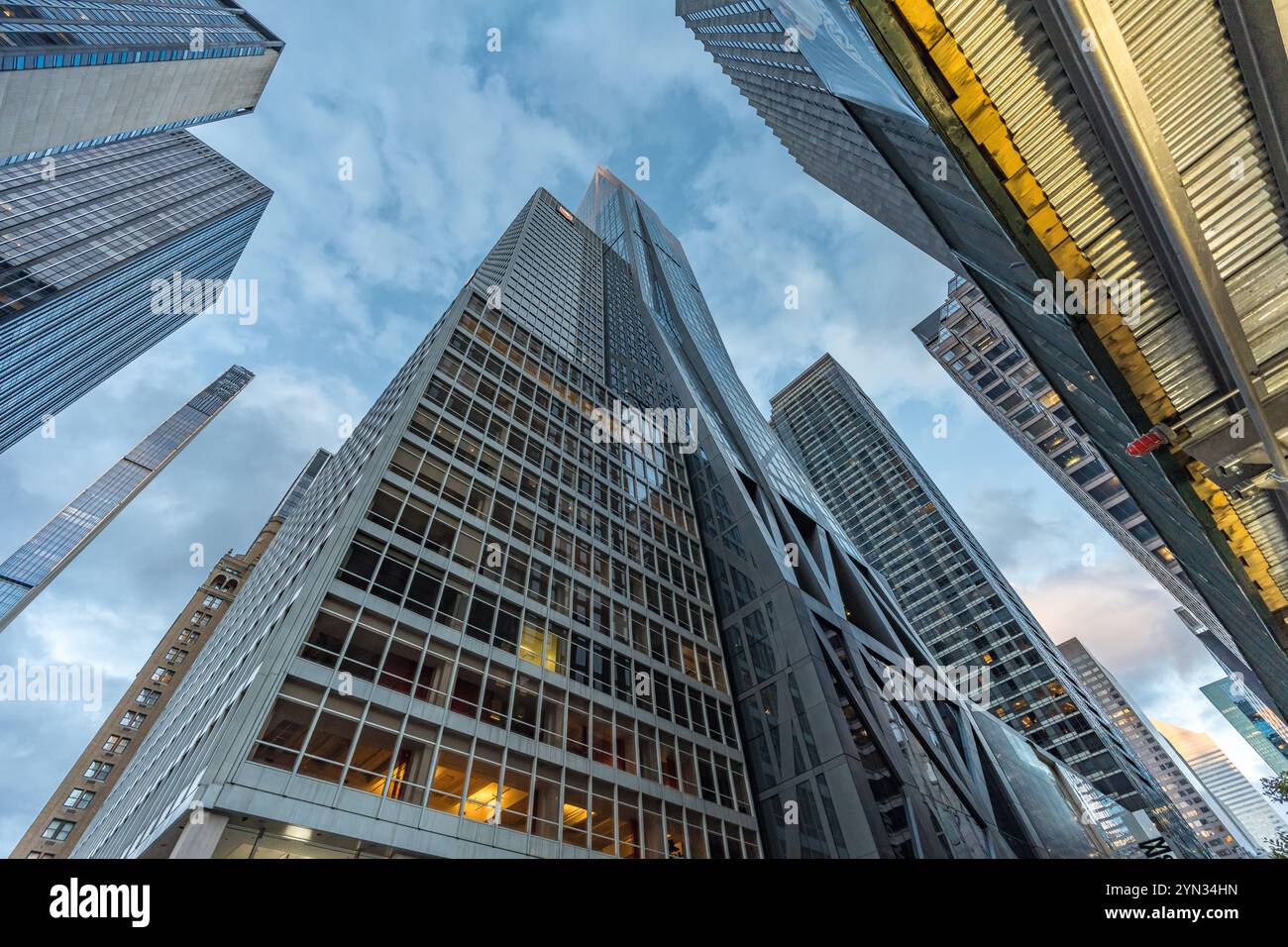 New York, USA: Manhattan Blue Hour Weitwinkelansicht auf Straßenebene von 53of53 und 1330 Avenue of the americas Gebäuden mit Central to Stockfoto
