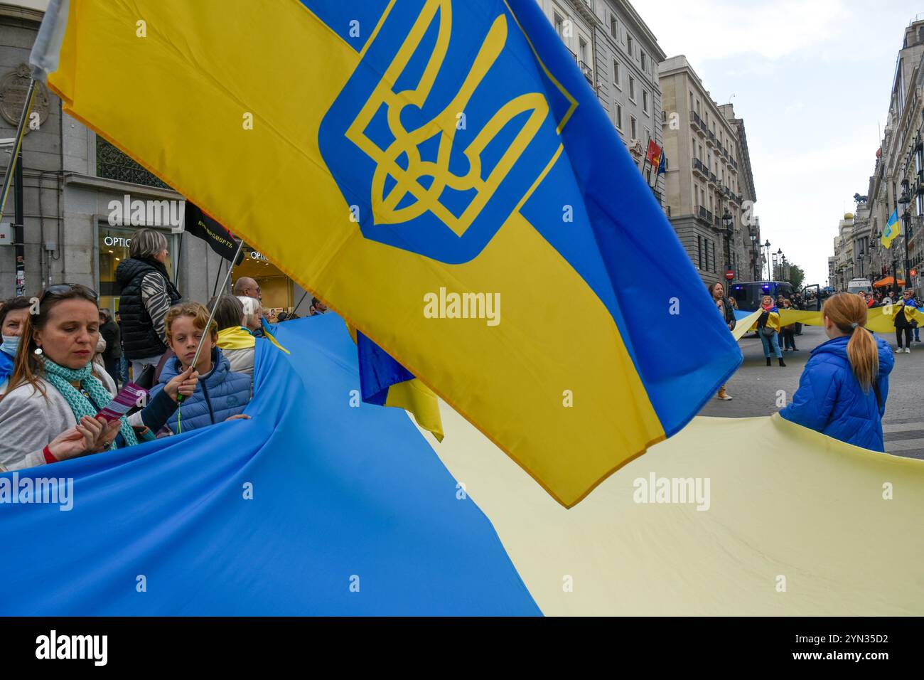 Madrid, Madrid, SPANIEN. November 2024. Die ukrainische Gemeinschaft in Madrid hat einen marsch zwischen der Puerta del Sol und der Plaza de Cibeles organisiert, eine feierliche Hommage an die Opfer des Holodomors, des Hungersermordes, den das ukrainische Volk zwischen 1932 und 1933 durch das sowjetische Regime erlitt. (Kreditbild: © Richard Zubelzu/ZUMA Press Wire) NUR REDAKTIONELLE VERWENDUNG! Nicht für kommerzielle ZWECKE! Quelle: ZUMA Press, Inc./Alamy Live News Stockfoto