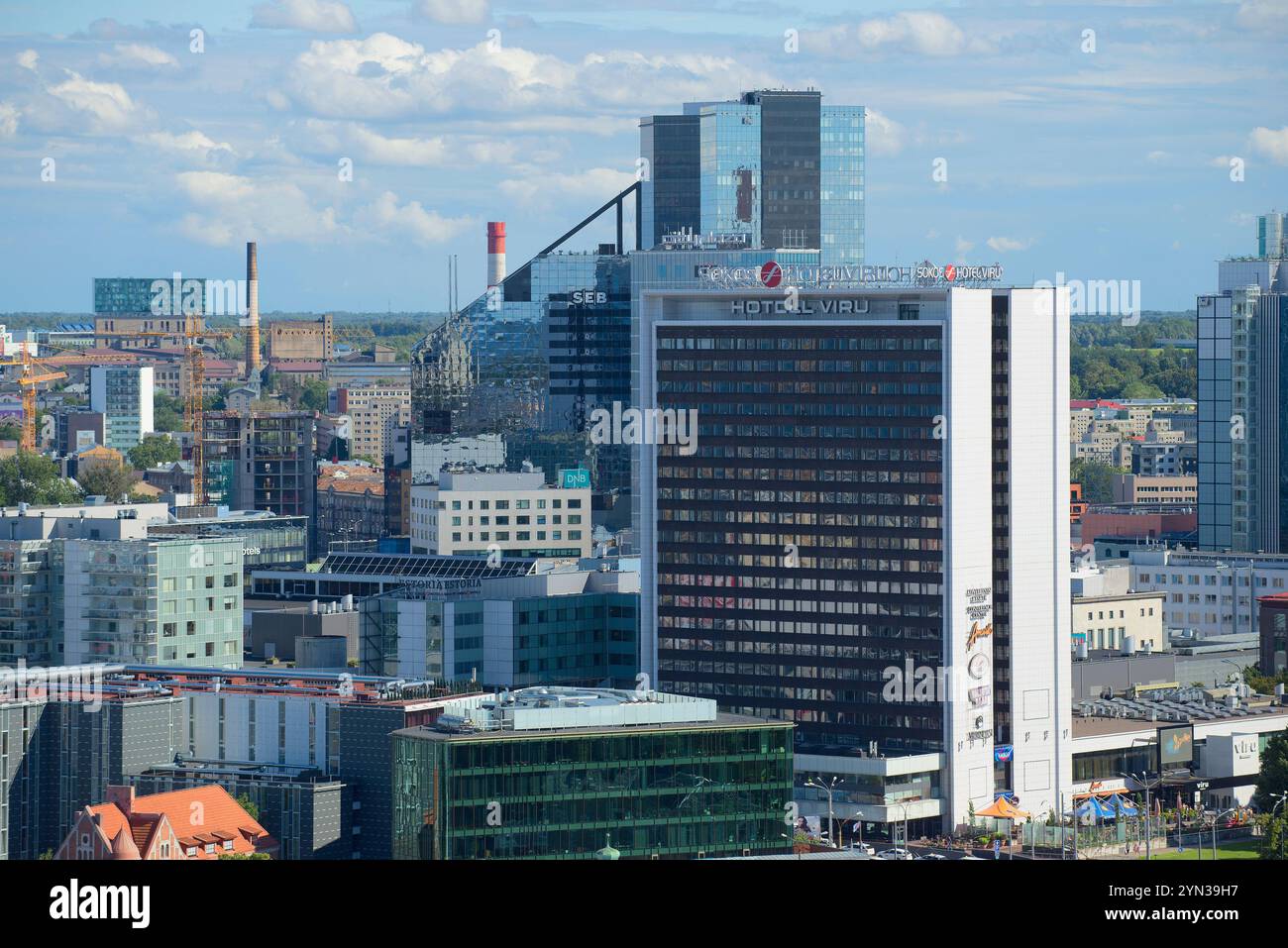 TALLINN, ESTLAND - 01. AUGUST 2015: Blick von oben auf moderne Häuser. Tallinn Stockfoto