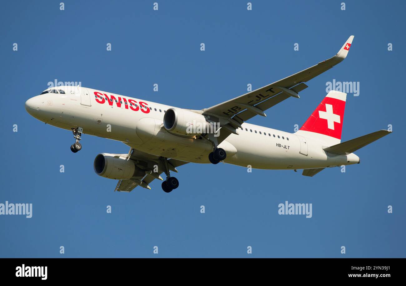 SANKT PETERSBURG, RUSSLAND - 21. AUGUST 2015: Flugzeuge der Swiss International Air Lines Airbus A320 (HB-JLT) vor der Landung Stockfoto