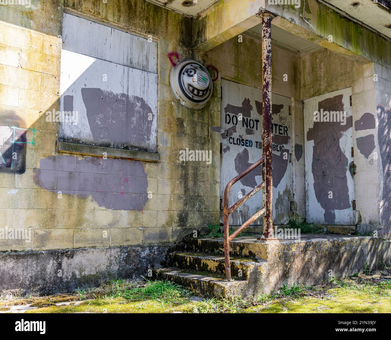 Detailbild eines alten verwitterten Betongebäudes im Camp Held Stockfoto