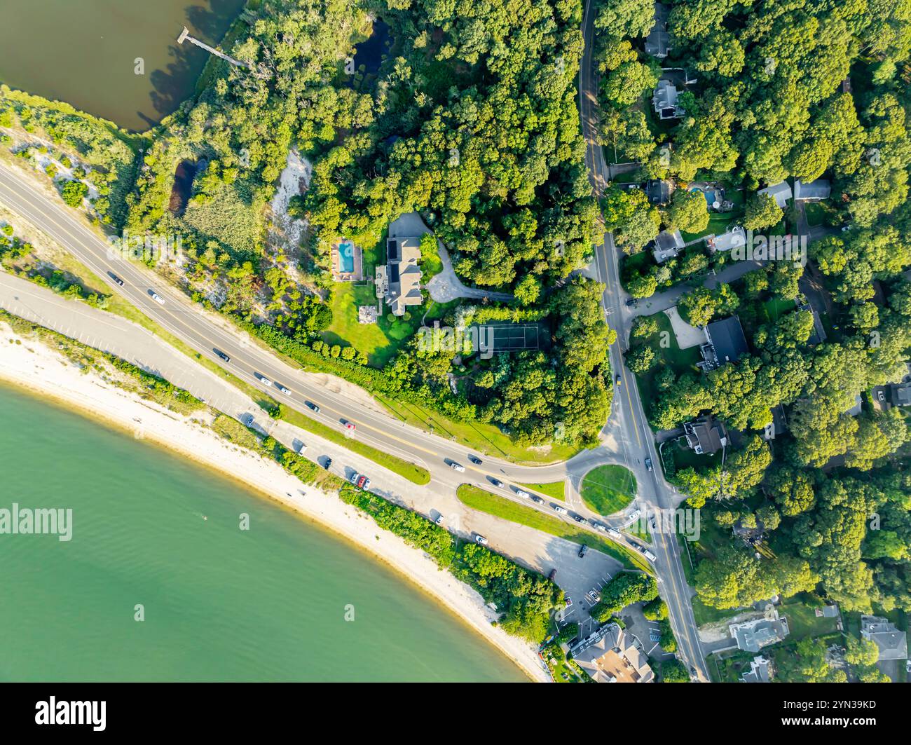 Aus der Vogelperspektive auf die lange Strandstraße und den Noyack Road Verkehrskreis und die Umgebung Stockfoto
