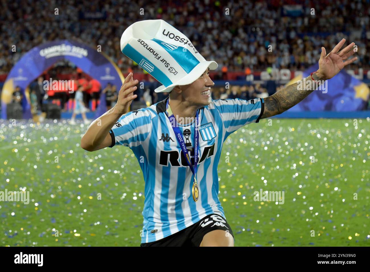 Der argentinische Racing Club Stürmer Santiago Solari feiert, nachdem sein Team am 23. November 2024 im Finale der CONMEBOL Copa Sudamericana im La Nueva Olla Stadion in Asuncion (Paraguay) den brasilianischen Cruzeiro besiegt hat Stockfoto