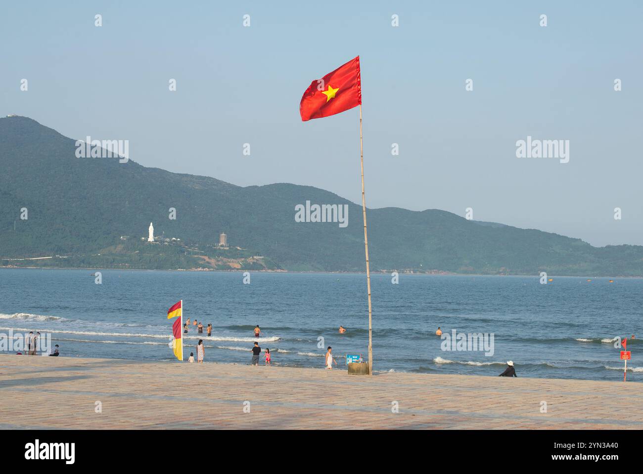 DA NANG, VIETNAM - 5. JANUAR 2016: Vietnamesische Flagge über dem Strand von My Khe. Da Nang, Vietnam Stockfoto