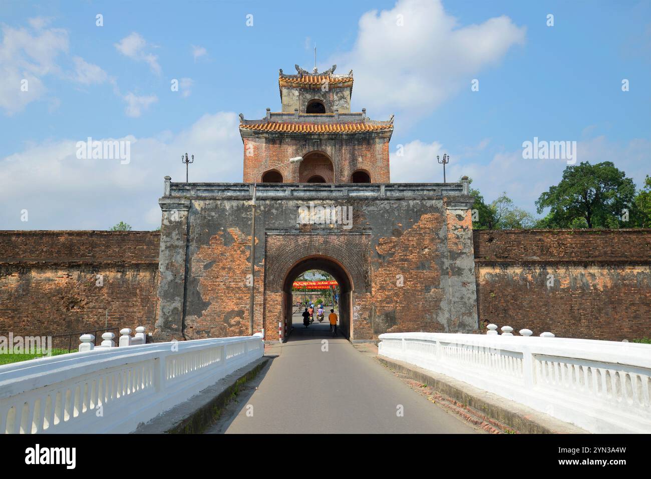 HUE, VIETNAM - 07. JANUAR 2016: Das alte Tor der Hue City Festung. Vietnam Stockfoto