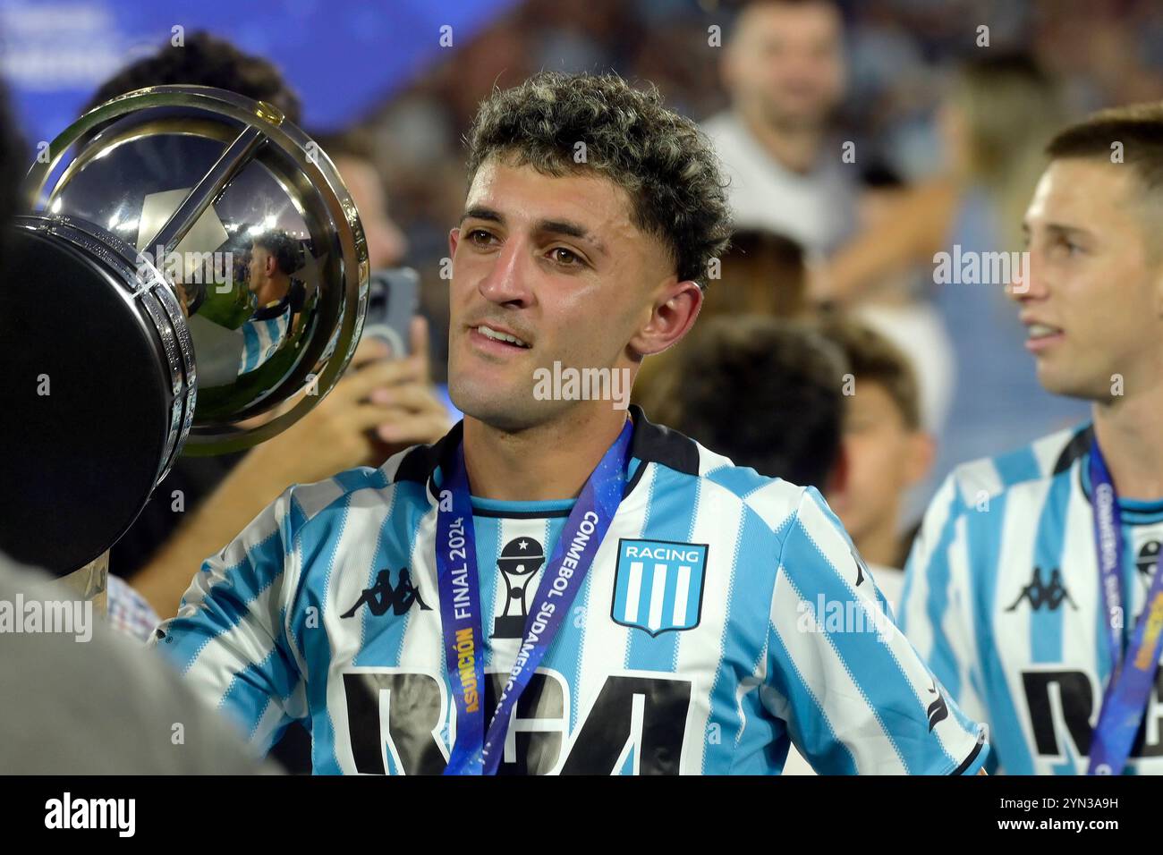 Argentiniens Racing Club der uruguayische Verteidiger Gaston Martirena C feiert mit der Trophäe, nachdem er Cruzeiro von Brasilien im Finale der CONMEBOL Copa Sudamericana im La Nueva Olla Stadion in Asuncion, PARAGUAY, am 23. November 2024 besiegt hat Racing Club Cruzeiro aus Brasilien 3 1 ASUNCION PARAGUAY Stockfoto