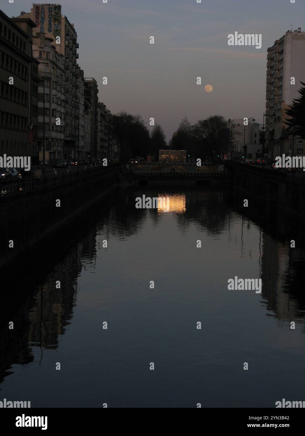 Licht des späten Sonnenuntergangs reflektiert auf dem Fluss Vilaine, Rennes, Frankreich Stockfoto