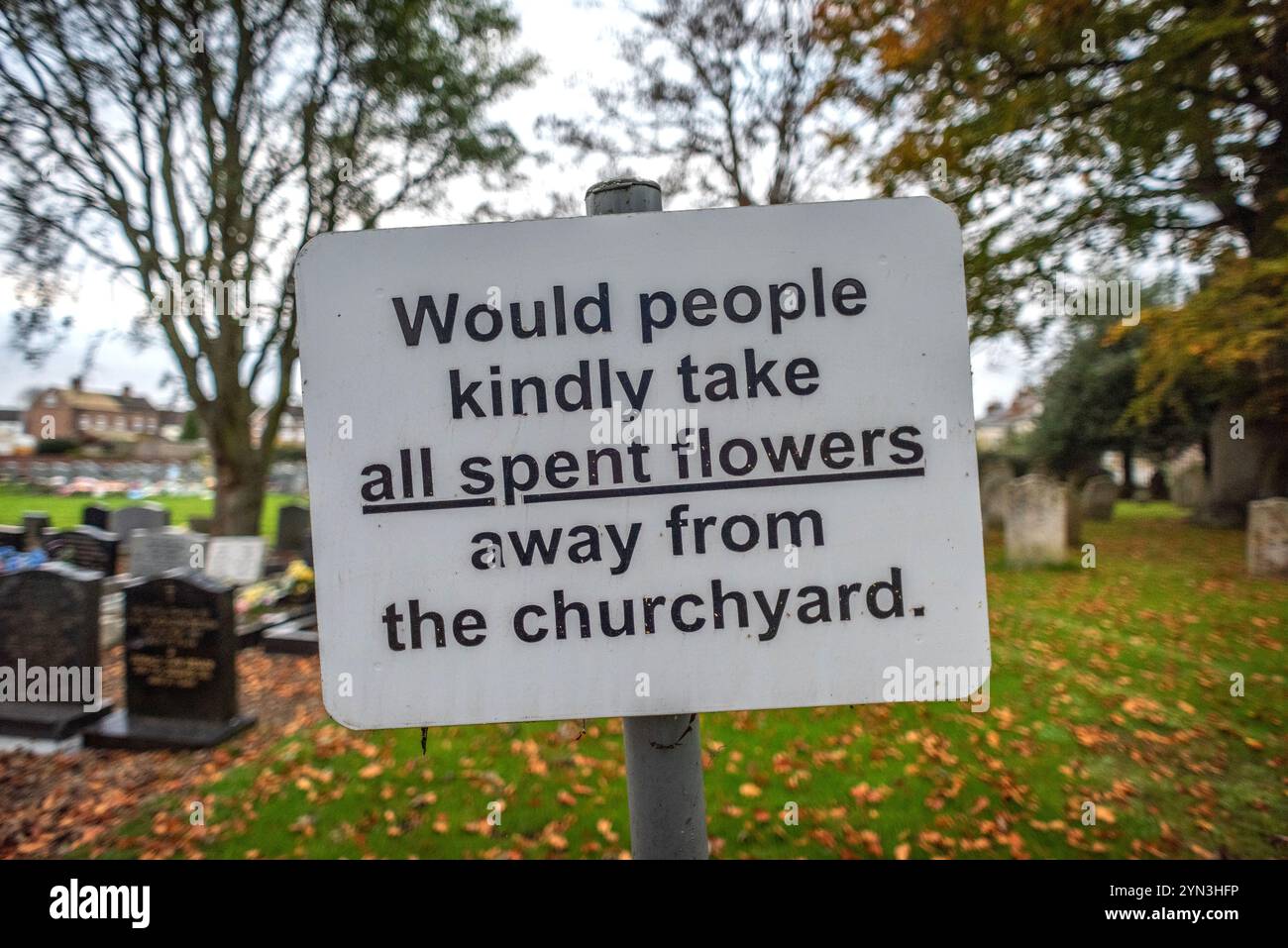 Crowland, 14. November 2024: Crowland Abbey - Wollen die Leute freundlicherweise alle verbrauchten Blumen vom Friedhof wegnehmen Stockfoto