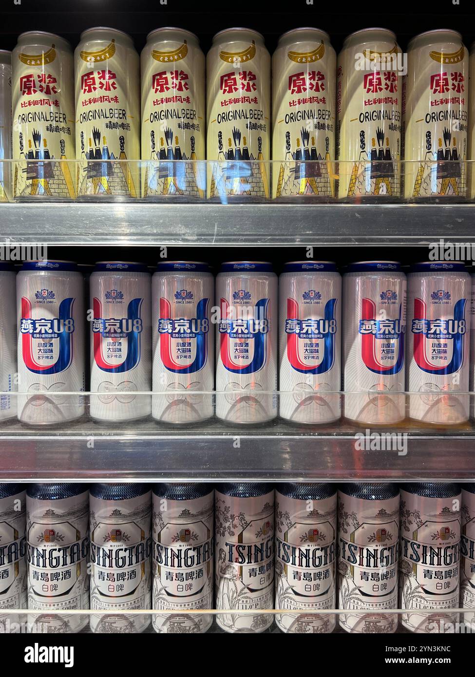 Verschiedene Arten von alkoholischen Bieren Getränke Vorrat ordentlich Display, China chinesische Produkte Scarlett Supermarkt, für Erwachsene Konsum. Singapur. Stockfoto