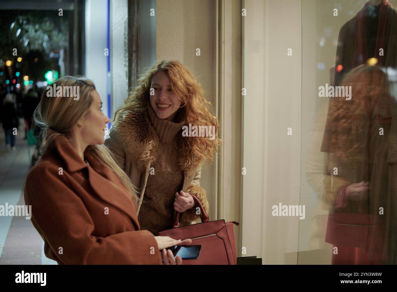 Frauen, Freunde, Schaufensterbummel zu Weihnachten Stockfoto