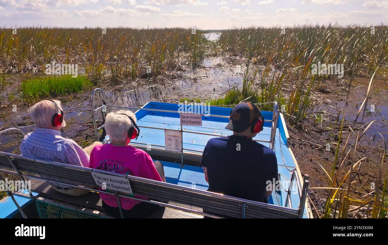 Airboat-Fahrt durch die Sümpfe und Graslandschaften von Florida - ORLANDO, USA - 31. OKTOBER 2024 Stockfoto
