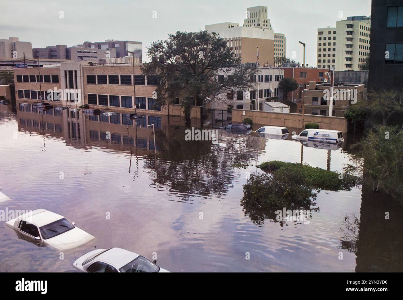 New Orleans, LA, USA - August 2005: Bild der Poydras Street im Stadtzentrum vom Superdome aus, das Straßenfluten zeigt, die nach dem Ausfall des Deiches der US Army Corps of Engineers nach Hurrikan Katrina aufgetreten sind. Das Foto zeigt das Ausmaß der Überschwemmung mit geparkten Fahrzeugen und Gebäuden. Dieses Foto wurde mit einer 35-mm-Kamera aus dem Superdome aufgenommen, ein oder zwei Tage nach dem Sturm. Stockfoto