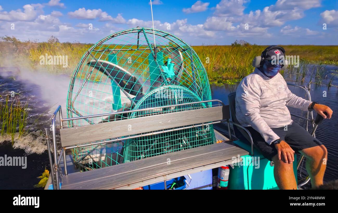 Airboat-Fahrt durch die Sümpfe und Graslandschaften von Florida - ORLANDO, USA - 31. OKTOBER 2024 Stockfoto