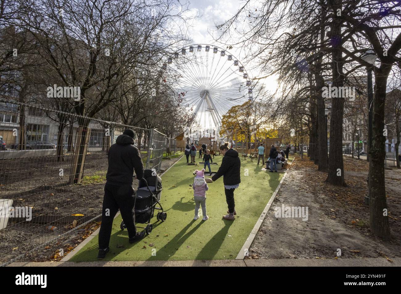 Brüssel, Belgien November 2024. An einem sonnigen Tag in Brüssel am Sonntag, den 24. November 2024, machen die Menschen einen Spaziergang durch den Park. BELGA FOTO NICOLAS MAETERLINCK Credit: Belga News Agency/Alamy Live News Stockfoto