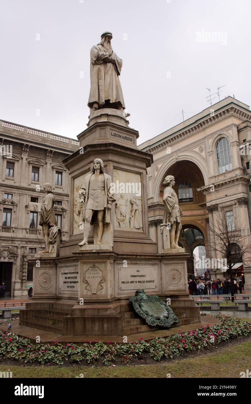 Eine Statue von Leonardo da Vinci sieht einen Regen durchnässt Platz in Richtung der frisch renovierten La Scala Opernhaus in Mailand Stockfoto