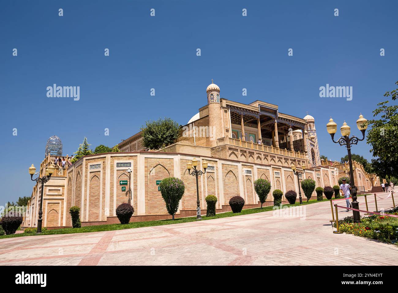 Samarkand, Usbekistan - 6. Juli 2024: Hazrat-Khizr-Moschee in Samarkand an einem sonnigen Tag Stockfoto