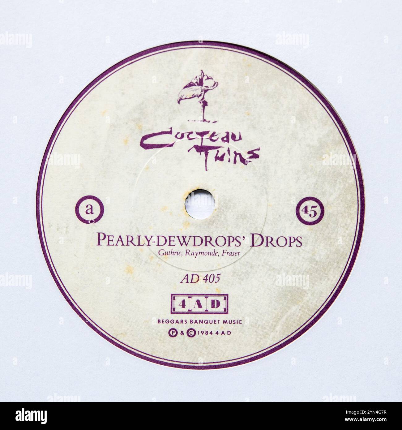 Center-Label der sieben-Zoll-Single-Version von Pearly-dewdrops' Drops von The Cocteau Twins, die 1984 veröffentlicht wurde. Stockfoto