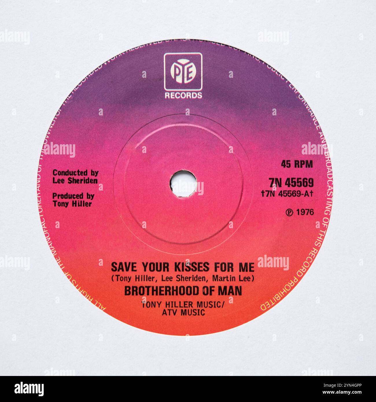 Center-Label der Sieben-Inch-Single-Version von Save Your Kisses for Me von Brotherhood of man, die 1976 veröffentlicht wurde Stockfoto