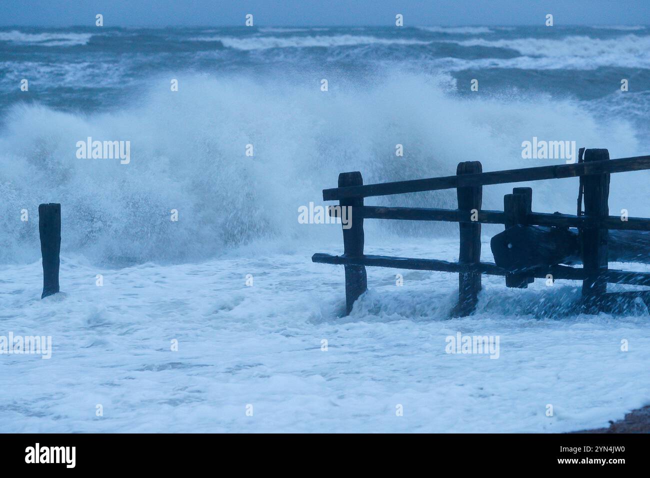 Pevensey Bay, Eastbourne. November 2024. Sturmwind, große Wellen und treibender Regen treffen heute Nachmittag die Südküste, als Sturm Bert an Land kam. Das Met Office hat am Samstag von 15 bis 21 Uhr eine gelbe Wetterwarnung für die Südküste ausgegeben, da sich der Sturm Bert verstärken wird. Große Wellen in der Pevensey Bay in Eastbourne in East Sussex. Quelle: james jagger/Alamy Live News Stockfoto