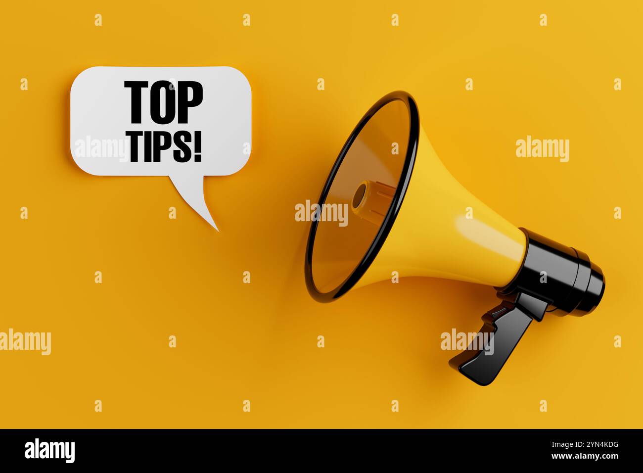 Gelbes Megaphon mit Top-Tipps Zeichen Sprachwolken Chat Bubble auf gelbem Hintergrund. 3D-Rendering Stockfoto