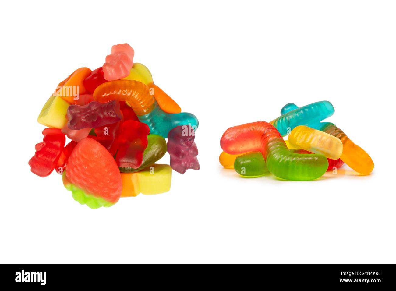 Bunte Bonbons aus Gummi isoliert auf weißem Hintergrund. Draufsicht. Süßigkeiten. Stockfoto