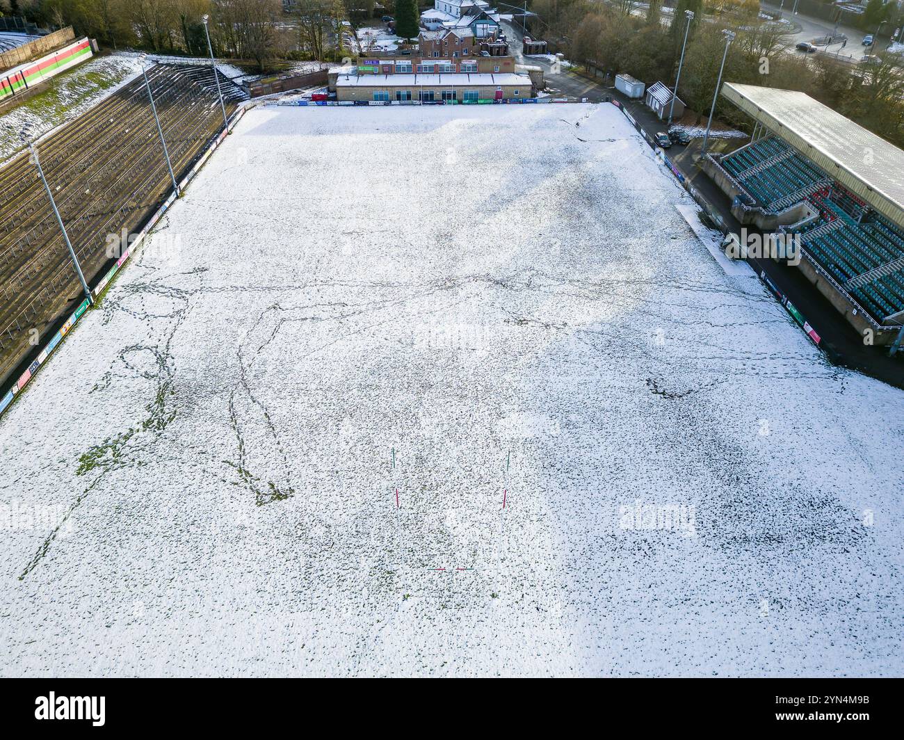 EBBW VALE, WALES - 22. NOVEMBER 2024: Ebbw Vale Rugby Ground (Eugene Cross Park) an einem sonnigen Tag nach einem Winterschauer Stockfoto