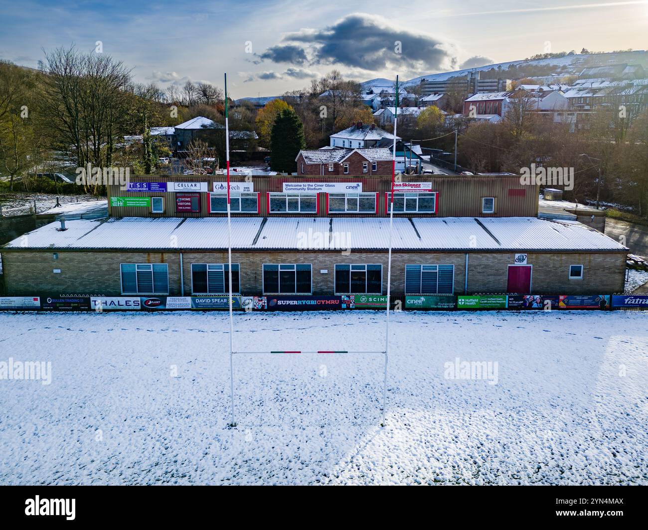 EBBW VALE, WALES - 22. NOVEMBER 2024: Ebbw Vale Rugby Ground (Eugene Cross Park) an einem sonnigen Tag nach einem Winterschauer Stockfoto