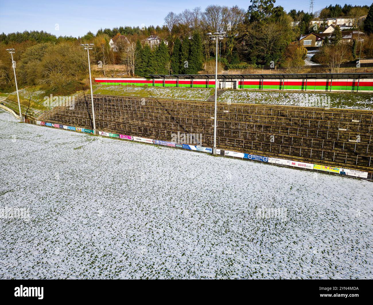 EBBW VALE, WALES - 22. NOVEMBER 2024: Ebbw Vale Rugby Ground (Eugene Cross Park) an einem sonnigen Tag nach einem Winterschauer Stockfoto