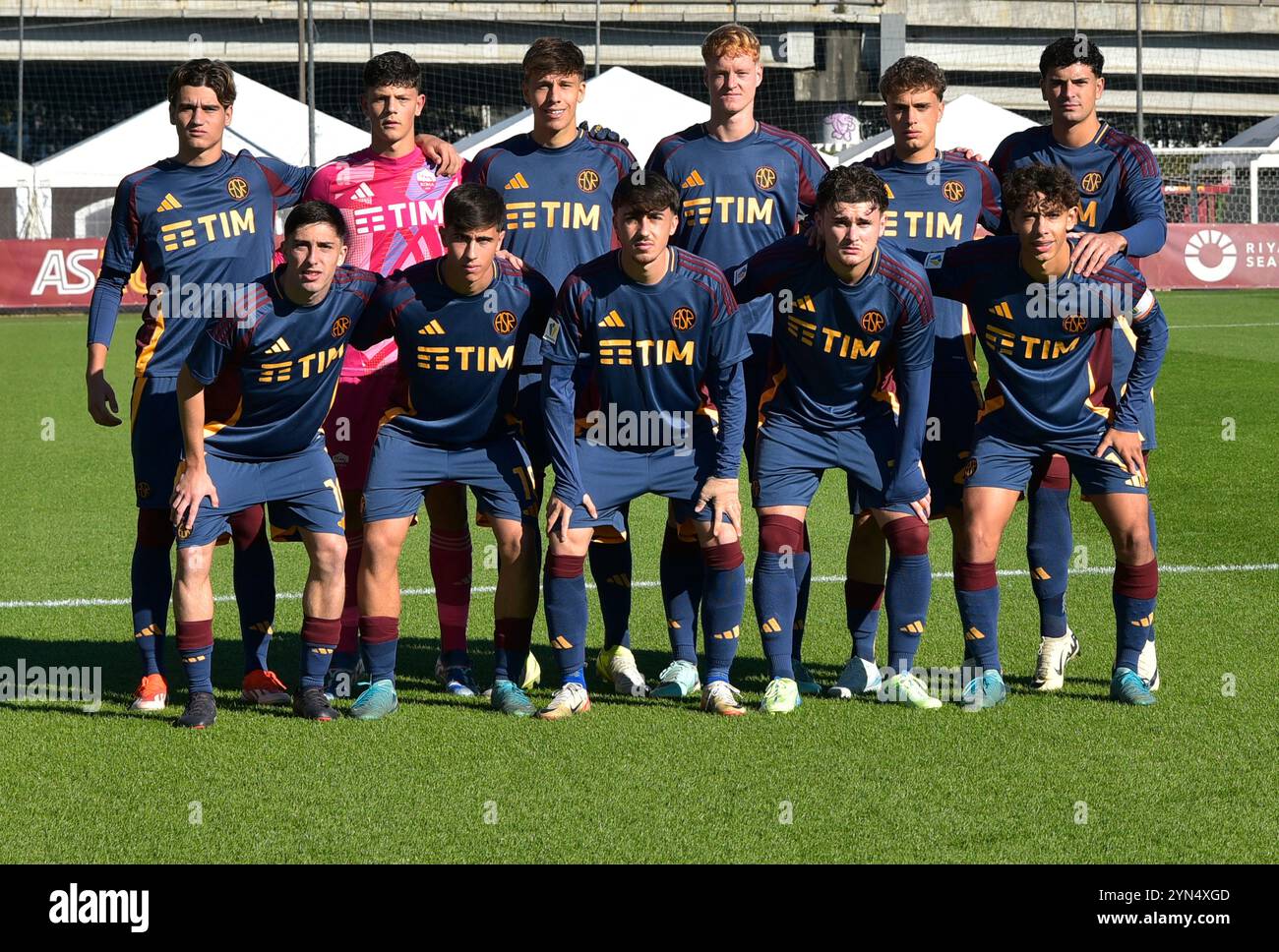 Rom, Italien. November 2024. Roma U20 Team vor dem Spiel Roma U20 gegen Genua U20 12. Tag der italienischen Fußball-Meisterschaft Primavera 1 im Tre Fontane Stadium am 24. November 2024 Credit: Roberto Bettacchi Photography/Alamy Live News Stockfoto