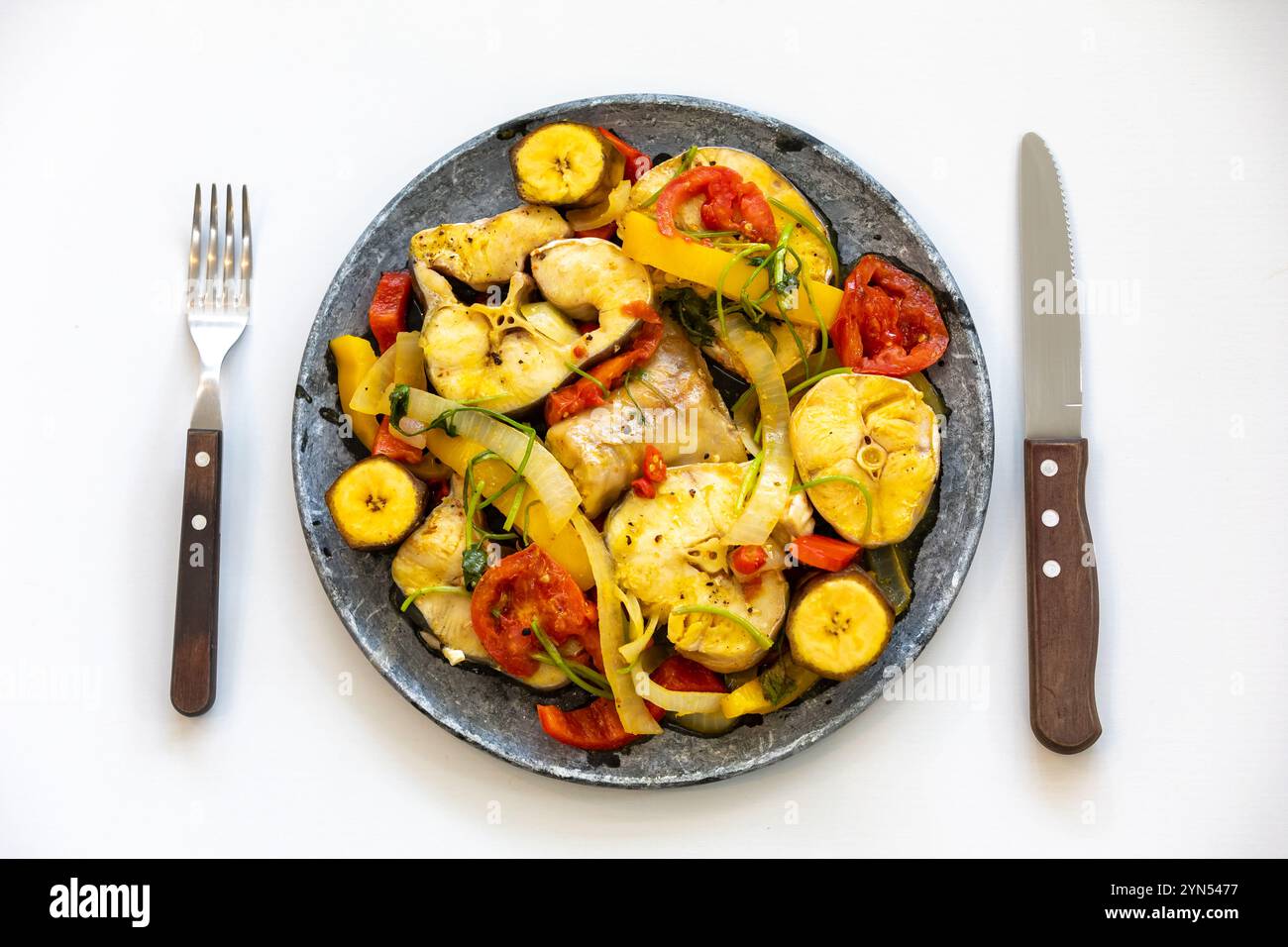 Typisch brasilianischer tropischer Fischeintopf mit Palmöl, Kokosmilch und traditionellen Strandgewürzen. Moqueca Stockfoto