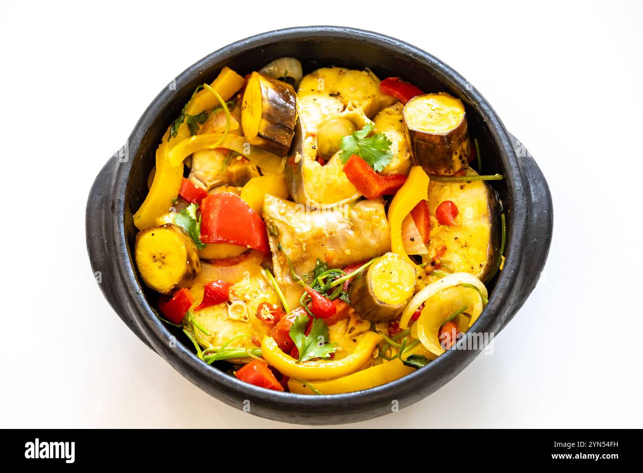 Typisch brasilianischer tropischer Fischeintopf mit Palmöl, Kokosmilch und traditionellen Strandgewürzen. Moqueca Stockfoto