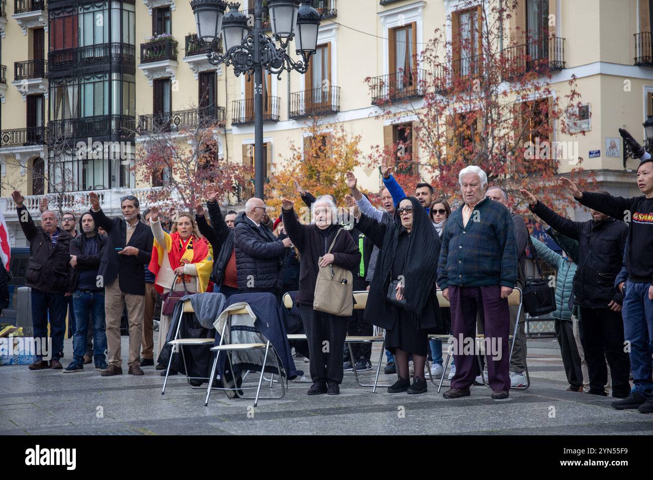 Madrid, Spanien. November 2024. Die spanische katholische Bewegung und die spanische Jugendaktion haben wie jedes Jahr den 20N (20. November), den Todestag von Francisco Franco und José Antonio Primo de Rivera auf der Plaza de Oriente in Madrid unter dem Motto gedenken: "Ich würde auch dieses Spanien nicht wollen." Quelle: D. Canales Carvajal/Alamy Live News Stockfoto