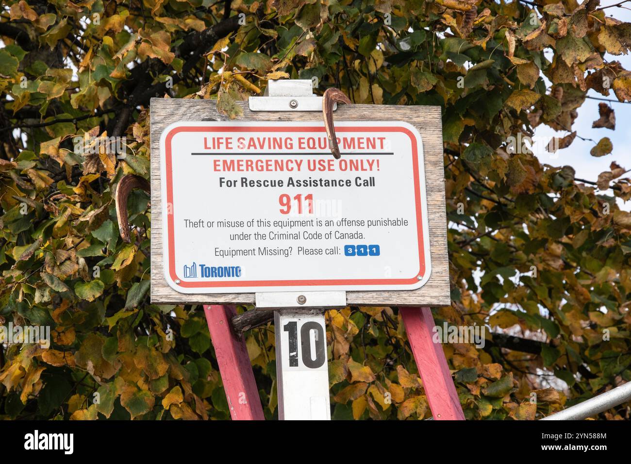 Schild mit lebensrettender Ausrüstung im Bluffer's Park in Scarborough, Toronto, Ontario, Kanada Stockfoto