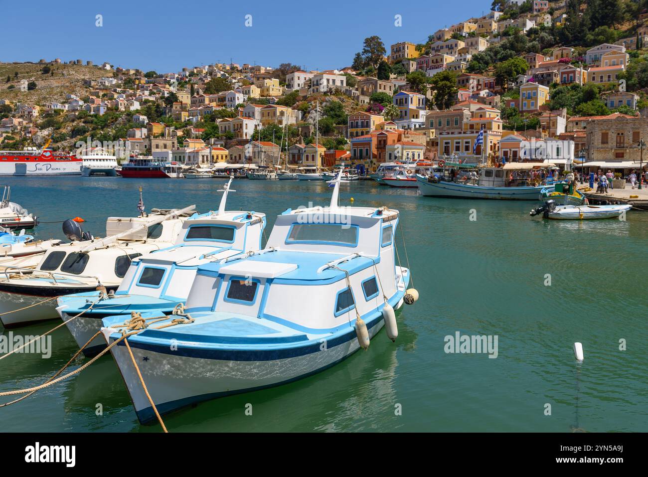 Symi, Griechenland - 15. Mai 2018: Boote im Hafen der Insel Symi, Dodekanese, Griechenland Stockfoto